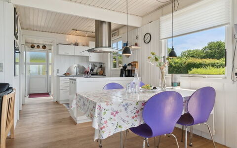 Eliene - 400M from the Sea: Mobilia, Interior Design, Pavimentazione, Soffitto, Legna, Lampada, Cucina, Pavimento, Casa, Sedia