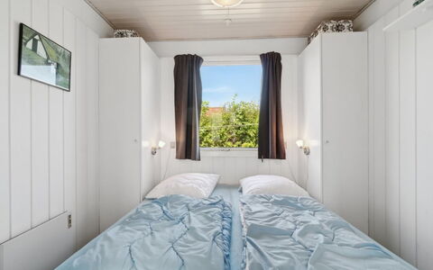 Eliene - 400M from the Sea: Legna, Camera Da Letto, Soffitto, Pavimento, Casa, Letto, Telaio Del Letto, Color Legno, Latifoglie, Lenzuolo
