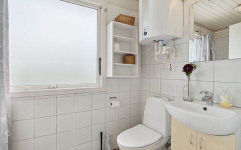 Eliene - 400M from the Sea: Idraulico Fixture, Bagno, Parete, Toilet Seat, Gabinetto, Pavimentazione, Lavello, Lavandino Del Bagno, Pavimento, Interior Design