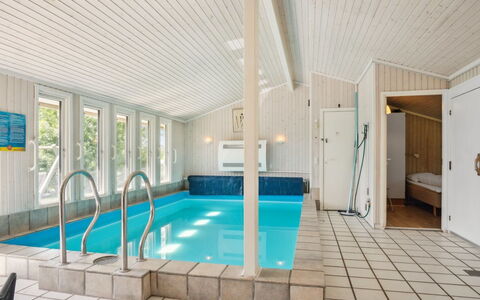 Isto - 250M from the Sea: Legna, Pavimentazione, Pavimento, Interior Design, Soffitto, Mobilia, Ricorrere, Latifoglie, Piscina, Pavimento In Legno
