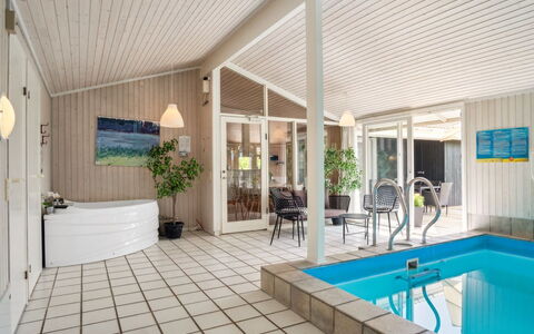 Isto - 250M from the Sea: Materiale Composito, Porta, Piscina, Ricorrere, Estate, Pianta Della Casa, Design, Vaso Di Fiori, Hotel, Eco Hotel