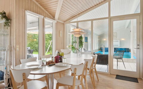 Isto - 250M from the Sea: Legna, Interior Design, Soffitto, Pavimentazione, Casa, Pavimento, Mobilia, Sala Da Pranzo, Cucina & Sala Da Pranzo Tavolo, Pavimento In Legno