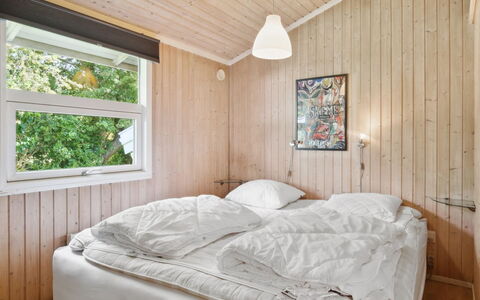 Isto - 250M from the Sea: Camera Da Letto, Legna, Letto, Lenzuolo, Interior Design, Soffitto, Bedding, Pavimento, Pavimentazione, Telaio Del Letto