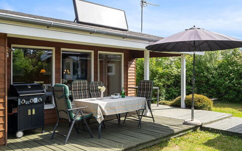 Felicity - 250M from the Sea: Tetto, Casa, Lotto, Casa, Villetta, Estate, Edifici Giardino, Shade, Log Cabin, Landscaping