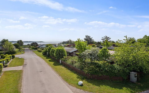 Felicity - 250M from the Sea: Tetto, Casa, Lotto, Casa, Villetta, Estate, Edifici Giardino, Shade, Log Cabin, Landscaping