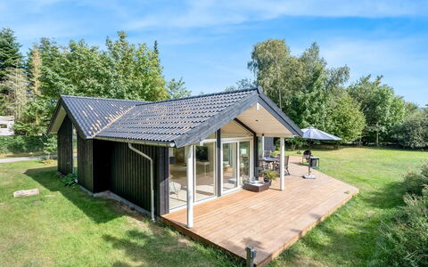 Elin - 200M from the Sea: Mobilia, Interior Design, Pavimentazione, Legna, Pavimento, Soffitto, Pavimento In Legno, Sedia, Tavolo, Illuminazione