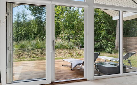 Elin - 200M from the Sea: Mobilia, Interior Design, Pavimentazione, Legna, Pavimento, Soffitto, Pavimento In Legno, Sedia, Tavolo, Illuminazione