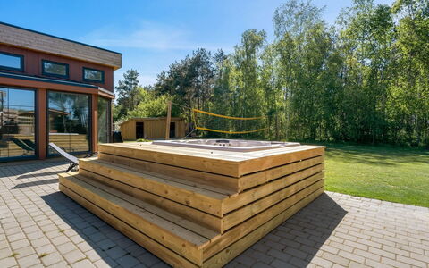 Bjarka - 700M from the Sea: Tetto, Casa, Porta, Villetta, Shade, Raccordo, Cortile, Estate, Backyard