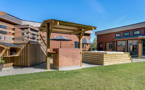 Bjarka - 700M from the Sea: Tetto, Casa, Porta, Villetta, Shade, Raccordo, Cortile, Estate, Backyard