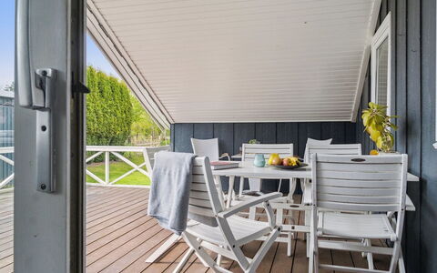 Reidar - 600M from the Sea: Pavimentazione, Parete, Pavimento, Interior Design, Legna, Soffitto, Pavimento In Legno, Illuminazione, Mobilia, Pavimento Laminato