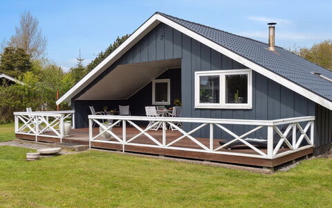 Reidar - 600M from the Sea: Pavimentazione, Parete, Pavimento, Interior Design, Legna, Soffitto, Pavimento In Legno, Illuminazione, Mobilia, Pavimento Laminato