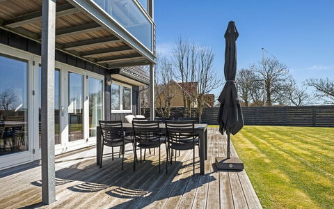 Esme - 30M from the Sea: Zona Residenziale, Tetto, Sobborgo, Driveway, Estate, Camino