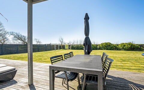 Esme - 30M from the Sea: Zona Residenziale, Tetto, Sobborgo, Driveway, Estate, Camino