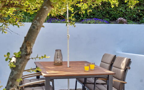Tameka - 10M to the Fjord: Blu, Arbusto, Villetta, Groundcover, Giardino, Estate, Shade, Landscaping, Agriturismo, Eco Hotel