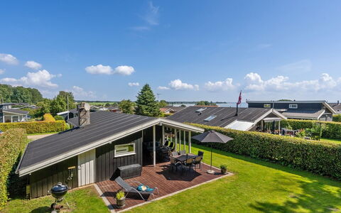 Fiete - 200M from the Sea: Tetto, Casa, Lotto, Casa, Villetta, Estate, Edifici Giardino, Shade, Log Cabin, Landscaping