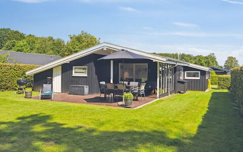 Fiete - 200M from the Sea: Tetto, Casa, Lotto, Casa, Villetta, Estate, Edifici Giardino, Shade, Log Cabin, Landscaping