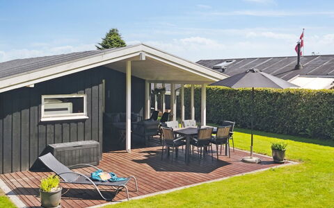 Fiete - 200M from the Sea: Tetto, Casa, Lotto, Casa, Villetta, Estate, Edifici Giardino, Shade, Log Cabin, Landscaping