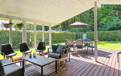 Fiete - 200M from the Sea: Tetto, Casa, Lotto, Casa, Villetta, Estate, Edifici Giardino, Shade, Log Cabin, Landscaping