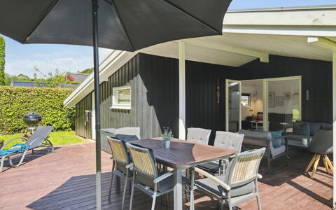 Fiete - 200M from the Sea: Tetto, Casa, Lotto, Casa, Villetta, Estate, Edifici Giardino, Shade, Log Cabin, Landscaping