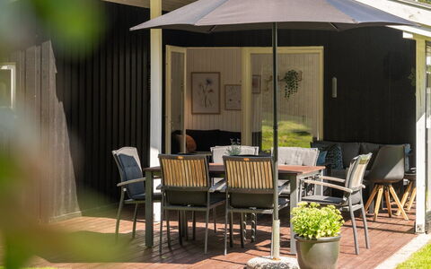 Fiete - 200M from the Sea: Tetto, Casa, Lotto, Casa, Villetta, Estate, Edifici Giardino, Shade, Log Cabin, Landscaping