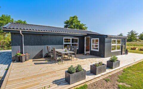 Tabithe - 500M from the Sea: Tetto, Casa, Lotto, Casa, Villetta, Estate, Edifici Giardino, Shade, Log Cabin, Landscaping
