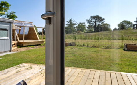 Tabithe - 500M from the Sea: Tetto, Casa, Lotto, Casa, Villetta, Estate, Edifici Giardino, Shade, Log Cabin, Landscaping