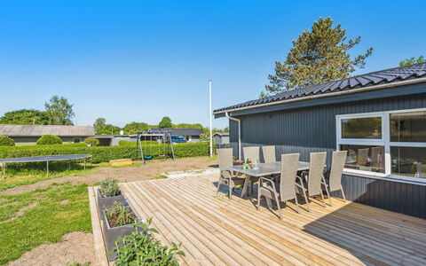 Tabithe - 500M from the Sea: Tetto, Casa, Lotto, Casa, Villetta, Estate, Edifici Giardino, Shade, Log Cabin, Landscaping