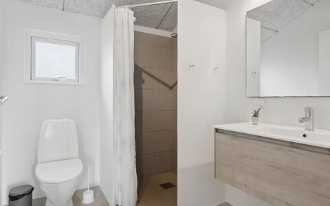 Geeske - 150M from the Sea: Pavimentazione, Pavimento, Parete, Idraulico Fixture, Legna, Bagno, Lavello, Soffitto, Interior Design, Lavandino Del Bagno