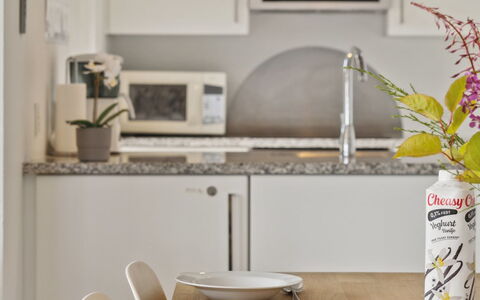 Geeske - 150M from the Sea: Interior Design, Mobilia, Cucina, Controsoffitto, Elettrodomestico Da Cucina, Pavimentazione, Tavola, Casa, Illuminazione, Camera