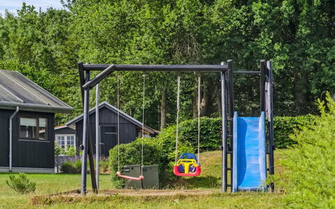 Geeske - 150M from the Sea: Attrezzatura Giochi All'Aperto, Spazio Pubblico, Ricreazione, Campo Da Giuoco, Tempo Libero, Shade, Giardino, Prato, Terreno Di Gioco, Scivolo