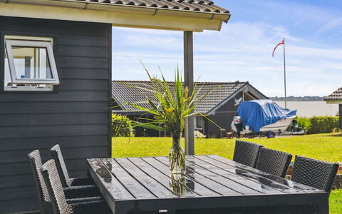 Geeske - 150M from the Sea: Legna, Casa, Mobili Da Esterno, Mobilia, Shade, Portico, Porta, Villetta, Raccordo, Sedia