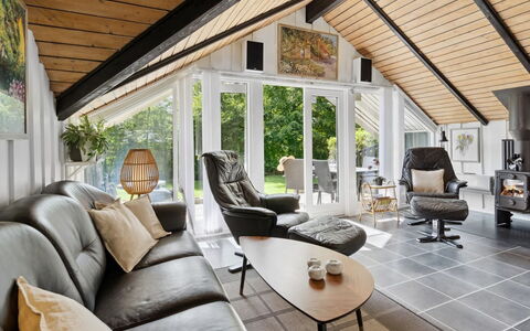 Anselma - 30Km from the Sea: Mobilia, Interior Design, Sedia, Pavimentazione, Tavolo, Ricorrere, Pavimento, Soffitto, Camera, Eco Hotel