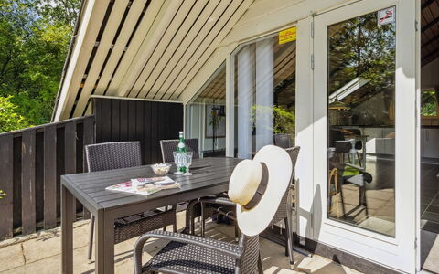 Anselma - 30Km from the Sea: Mobilia, Interior Design, Sedia, Pavimentazione, Tavolo, Ricorrere, Pavimento, Soffitto, Camera, Eco Hotel