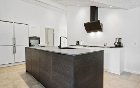 Robert - 30Km from the Sea: Pavimentazione, Cucina, Controsoffitto, Interior Design, Elettrodomestico Da Cucina, Pavimento, Legna, Cabinetry, Mobilia, Soffitto