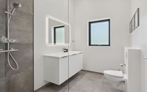 Robert - 30Km from the Sea: Pavimentazione, Pavimento, Parete, Idraulico Fixture, Interior Design, Bagno, Soffitto, Specchio, Lavello, Rubinetto
