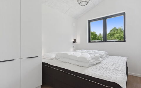 Robert - 30Km from the Sea: Camera Da Letto, Letto, Interior Design, Soffitto, Bedding, Lenzuolo, Illuminazione, Camera, Telaio Del Letto, Mobilia