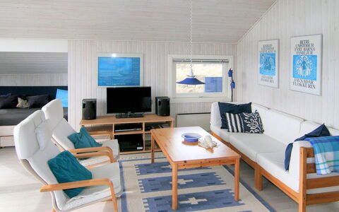 Tonna - 1Km from the Sea: Tetto, Casa, Casa, Villetta, Porta, Raccordo, Deck, Portico, Plank, Latifoglie