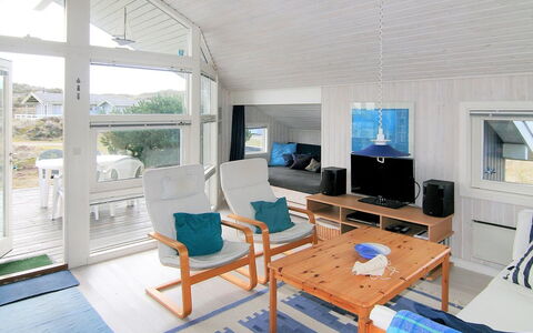 Tonna - 1Km from the Sea: Tetto, Casa, Casa, Villetta, Porta, Raccordo, Deck, Portico, Plank, Latifoglie
