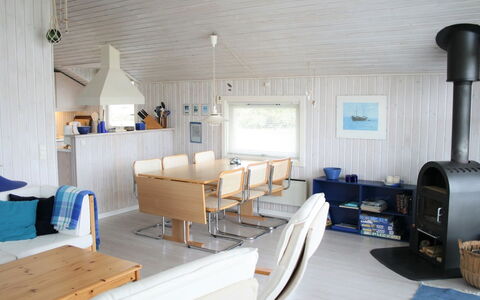 Tonna - 1Km from the Sea: Tetto, Casa, Casa, Villetta, Porta, Raccordo, Deck, Portico, Plank, Latifoglie