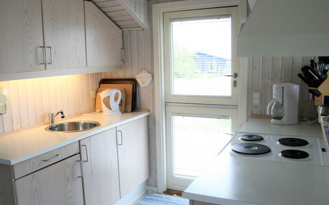 Tonna - 1Km from the Sea: Tetto, Casa, Casa, Villetta, Porta, Raccordo, Deck, Portico, Plank, Latifoglie