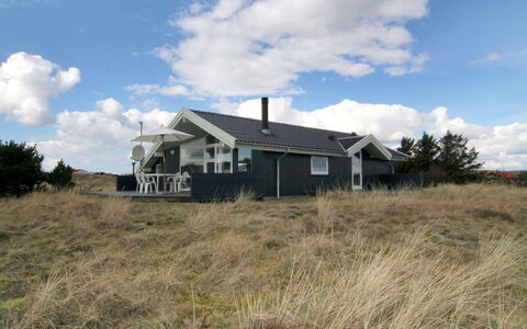 Tonna - 1Km from the Sea: Tetto, Casa, Casa, Villetta, Porta, Raccordo, Deck, Portico, Plank, Latifoglie