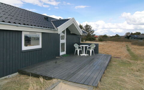 Tonna - 1Km from the Sea: Tetto, Casa, Casa, Villetta, Porta, Raccordo, Deck, Portico, Plank, Latifoglie