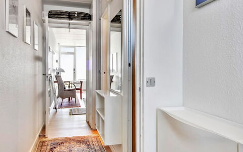 Eske - 50M from the Sea: Tetto, Casa, Casa, Villetta, Porta, Raccordo, Deck, Portico, Plank, Latifoglie