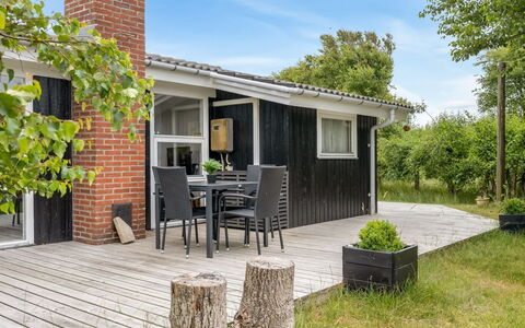 Bentine - 400M from the Sea: Tetto, Casa, Casa, Villetta, Porta, Raccordo, Deck, Portico, Plank, Latifoglie