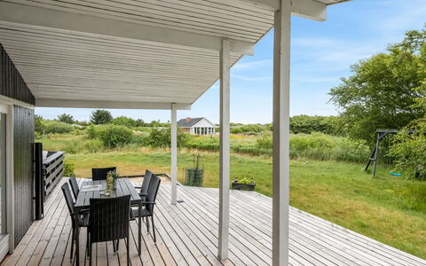 Bentine - 400M from the Sea: Tetto, Casa, Casa, Villetta, Porta, Raccordo, Deck, Portico, Plank, Latifoglie