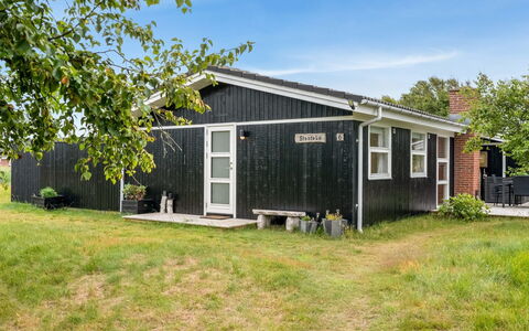 Bentine - 400M from the Sea: Tetto, Casa, Casa, Villetta, Porta, Raccordo, Deck, Portico, Plank, Latifoglie