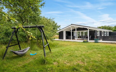 Bentine - 400M from the Sea: Tetto, Casa, Casa, Villetta, Porta, Raccordo, Deck, Portico, Plank, Latifoglie