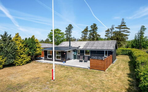 Eira - 350M to the Fjord: Mobilia, Interior Design, Pavimentazione, Legna, Pavimento, Soffitto, Pavimento In Legno, Sedia, Tavolo, Illuminazione