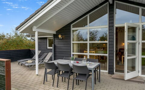 Lillemor - 800M to the Fjord: Pavimentazione, Interior Design, Legna, Pavimento, Le Scale, Soffitto, Color Legno, Pavimento In Legno, Latifoglie, Corrimano