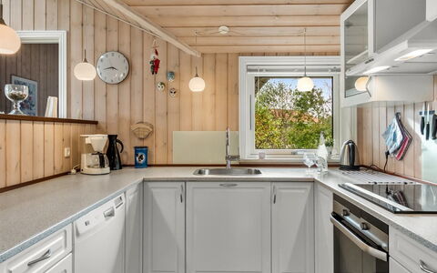 Lillemor - 800M to the Fjord: Cucina, Controsoffitto, Elettrodomestico Da Cucina, Apparecchio Major, Legna, Interior Design, Elettrodomestico, Soffitto, Cabinetry, Pavimentazione